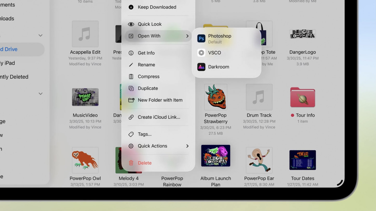 Улучшенное приложение Файлы предлагает новые способы организации и настройки папок, включая окраска и выбор эмодзи на обложку, а ещё появилась возможность добавлять папки прямо в Dock и быстро получать доступ к нужным документам. Есть функция AutoFill для быстрого заполнения форм.
