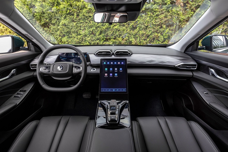 Объявлены цены на кроссоверы Dongfeng Mage и Dongfeng Huge в России