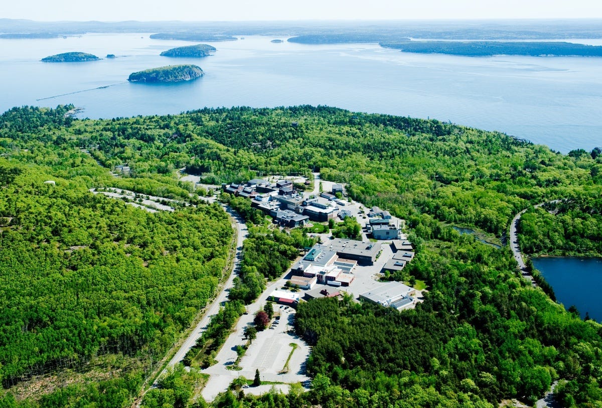  Вид с воздуха на лабораторию Джексона, расположенную на острове Маунт-Дезерт в штате Мэн.