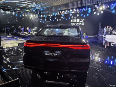 Аналог Toyota Camry от Geely с расходом 2,5 литра на 100 км, запасом хода больше 2100 км и ценой около 15 тыс. долларов. Geely рассекретила седан Galaxy A7 EM-i - 3 Аналог Toyota Camry от Geely с расходом 2,5 литра на 100 км, запасом хода больше 2100 км и ценой около 15 тыс. долларов. Geely рассекретила седан Galaxy A7 EM-i