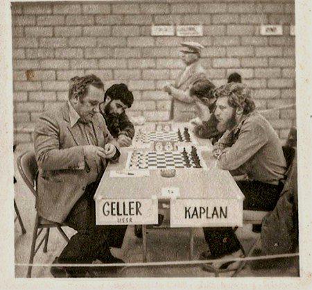 Каплан, играет со знаменитым советским гроссмейстером  Ефимом Геллером, 1974 год. (Партия закончилась вничью)