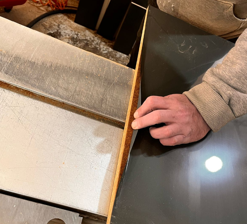 Некачественный материал — отклеивается плёнка от плиты МДФ