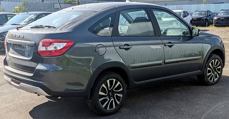 К дилерам поступили Lada Granta Active Cross с клиренсом почти 200 мм. Новинку показали со всех сторон