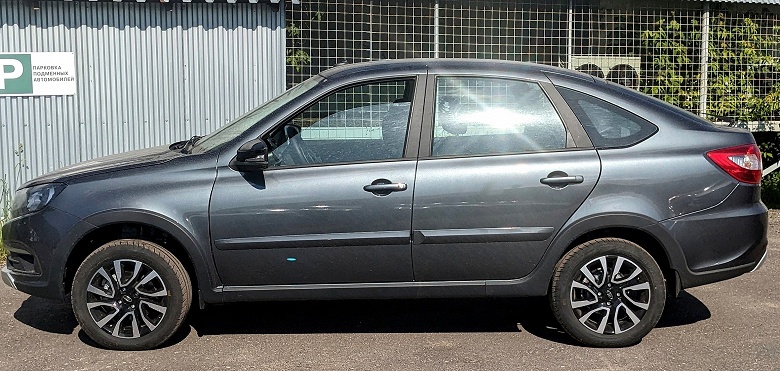 К дилерам поступили Lada Granta Active Cross с клиренсом почти 200 мм. Новинку показали со всех сторон