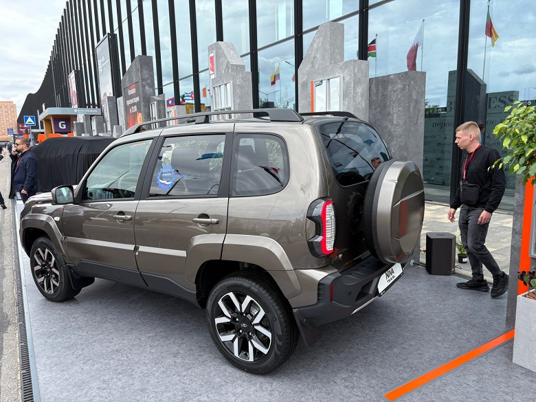 АвтоВАЗ представил новую Lada Niva &mdash; со светодиодными фарами и с новым мотором 1,8