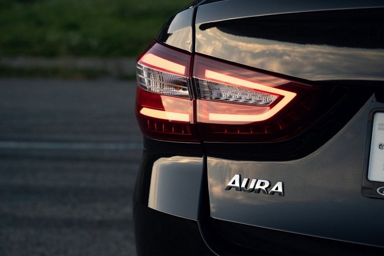 АвтоВАЗ упрощает Lada Aura: на ПМЭФ-2025 покажут более дешёвую версию