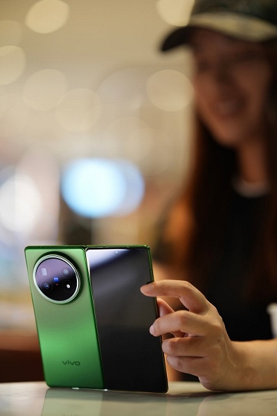 Мало того, что 6000 мАч, так ещё и первый в отрасли аккумулятор с кремниевым анодом четвертого поколения. Такой будет у складного Vivo X Fold5