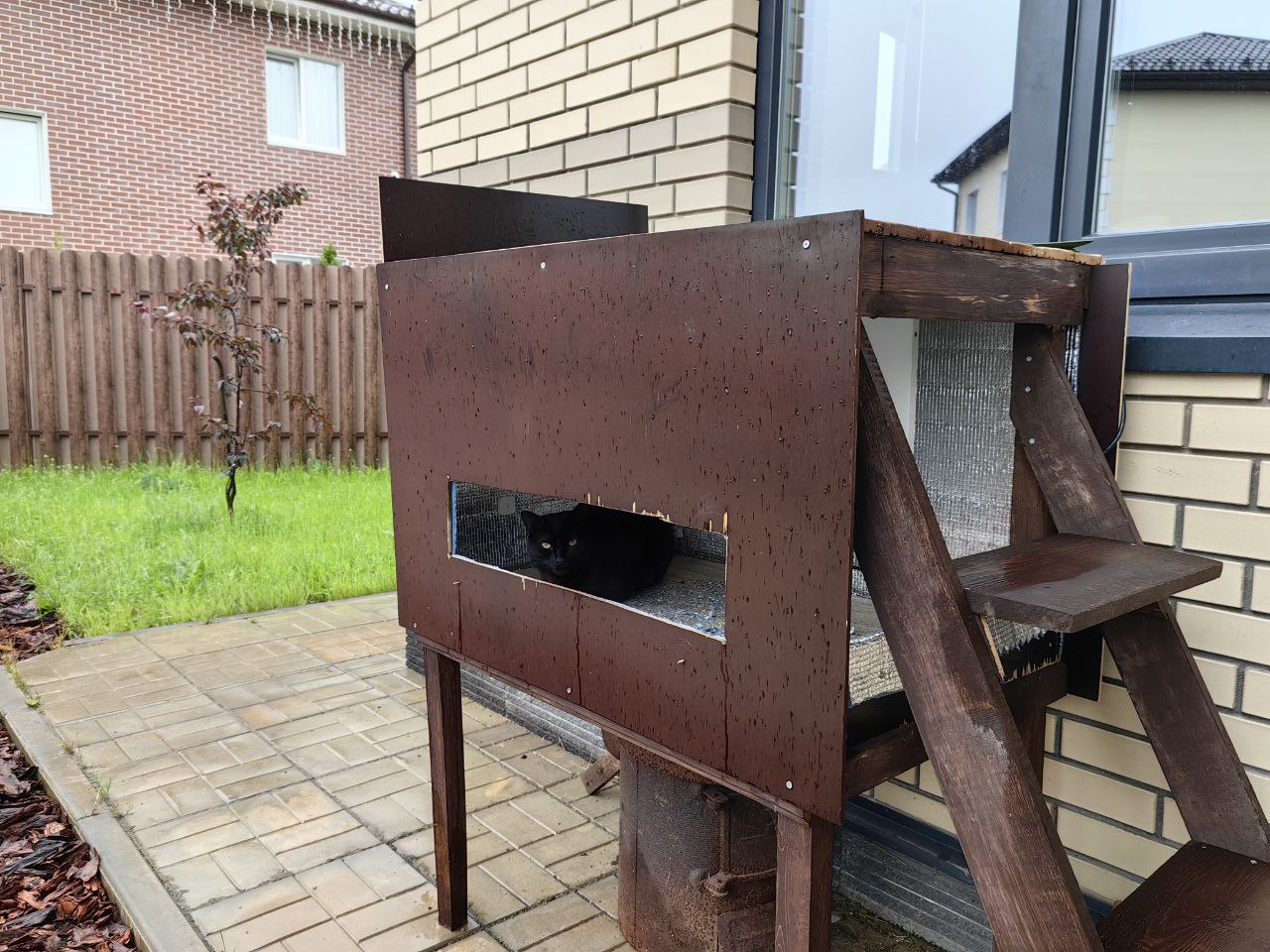 Вот он батонится. Внутри домика обогреватель на 300 Вт