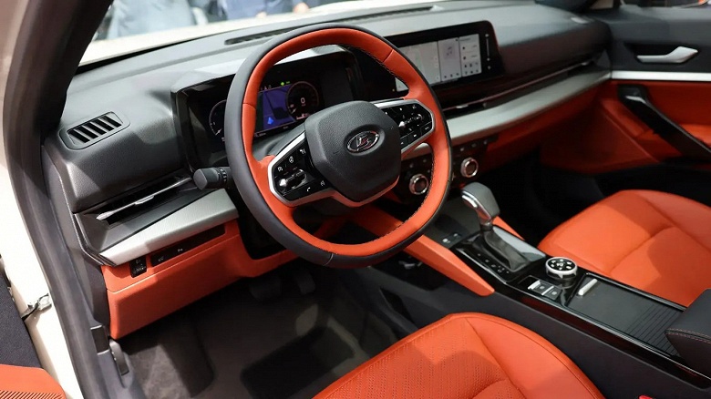 Lada Azimut &mdash; во многом первый. Новейший кроссовер АвтоВАЗа получит голосовое управление через GigaChat и мультимедийную платформу на базе решений Сбера