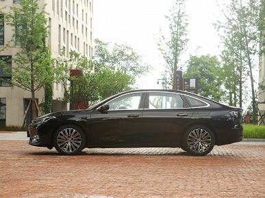 Большая машина для тех, кому ездить много и далеко. Представлен Geely Galaxy A7 с расходом 2,67 л/100 км, запасом хода 2100 км и мощностью 234 л.с.