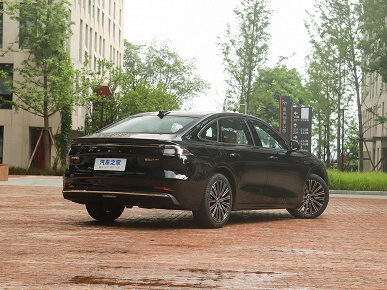 Большая машина для тех, кому ездить много и далеко. Представлен Geely Galaxy A7 с расходом 2,67 л/100 км, запасом хода 2100 км и мощностью 234 л.с.