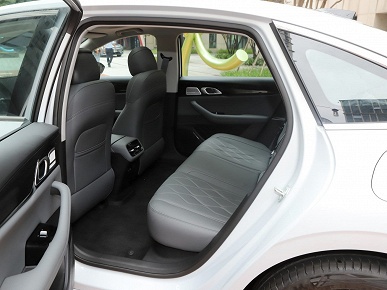 Большая машина для тех, кому ездить много и далеко. Представлен Geely Galaxy A7 с расходом 2,67 л/100 км, запасом хода 2100 км и мощностью 234 л.с.