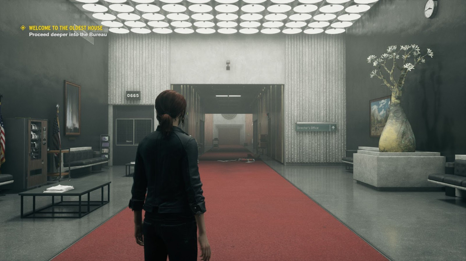 Простой пример линейной перспективы — сцена из Control. Линия ковра уводит взгляд вглубь, а тёмная арка на контрасте с мягким светом в конце локации делает направление ещё заметнее. Источник