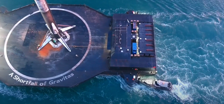 Редкие кадры позволяют оценить масштабы ракеты SpaceX Falcon 9 рядом с человеком - 1 Редкие кадры позволяют оценить масштабы ракеты SpaceX Falcon 9 рядом с человеком