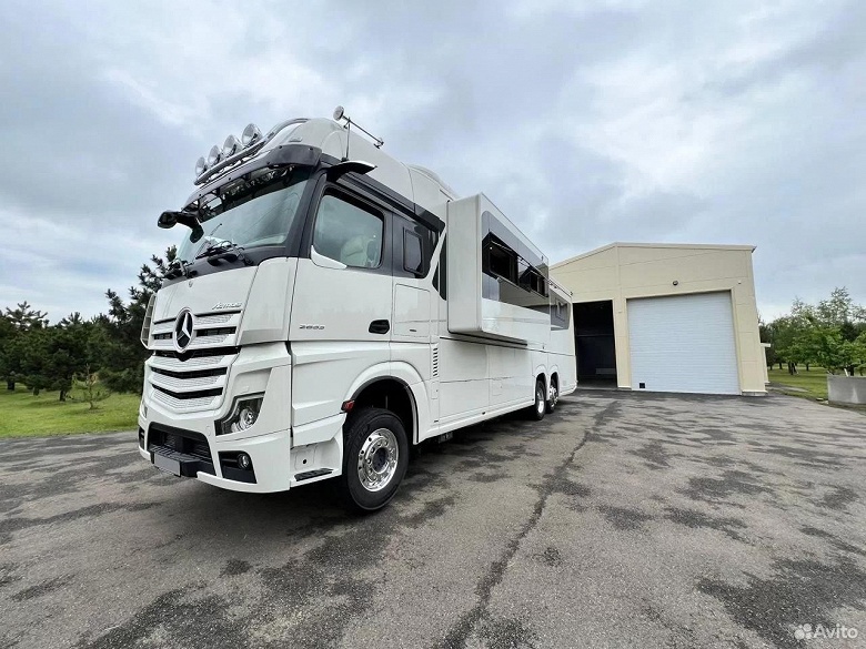 В России продают уникальный автодом Concorde Centurion: гостиная, полы с подогревом и встроенный гараж для машины