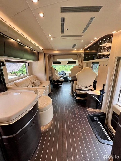 В России продают уникальный автодом Concorde Centurion: гостиная, полы с подогревом и встроенный гараж для машины