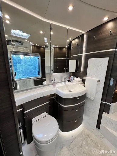 В России продают уникальный автодом Concorde Centurion: гостиная, полы с подогревом и встроенный гараж для машины