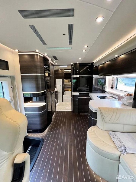 В России продают уникальный автодом Concorde Centurion: гостиная, полы с подогревом и встроенный гараж для машины