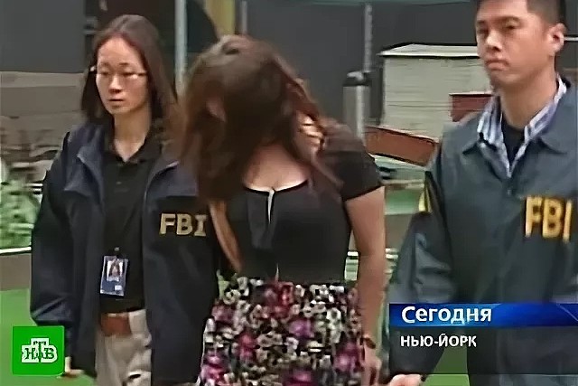 Кристина Свечинская в сопровождении агентов ФБР. (источник фото)