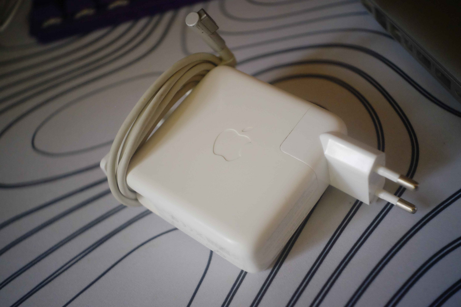 Зарядник, кстати, модульный, 100-240 вольт. Можно просто купить вилку для той страны, куда едете, и не нужны будут никакие переходники Зарядник, кстати, модульный, 100-240 вольт. Можно просто купить вилку для той страны, куда едете, и не нужны будут никакие переходники