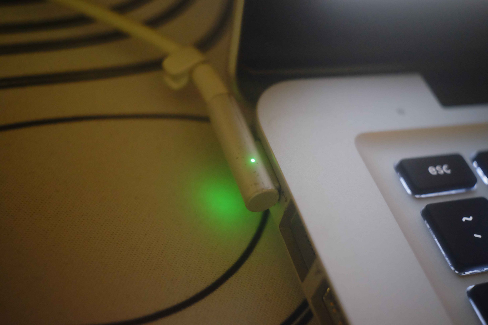 Во время зарядки разъём светится оранжевым, а когда батарея заряжена — зелёным