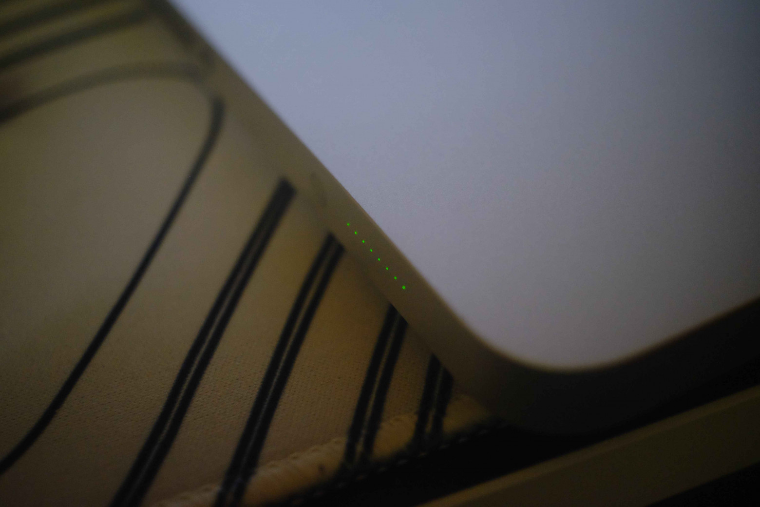 Та самая кнопка: нажимаешь, и показывает, насколько батарея заряжена. Если при нажатии индикатор мигает — то батарея полностью разряжена