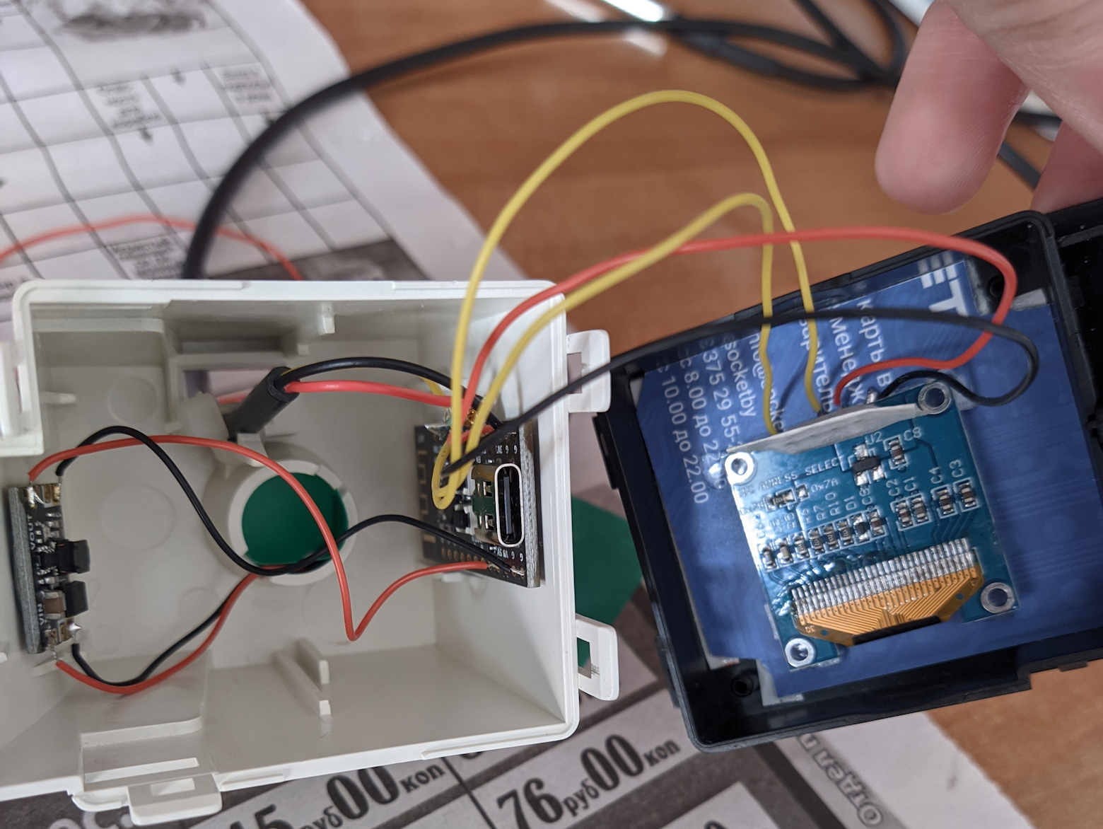Идеально помещается в корпус аналоговых часов BMW E36
