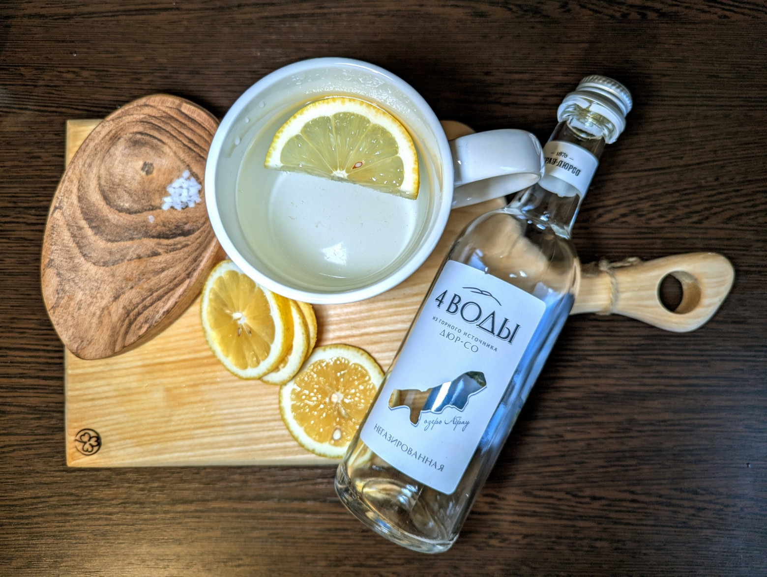 Вода и немного лимонного сока для запаха, чтобы стимулировать аппетит  