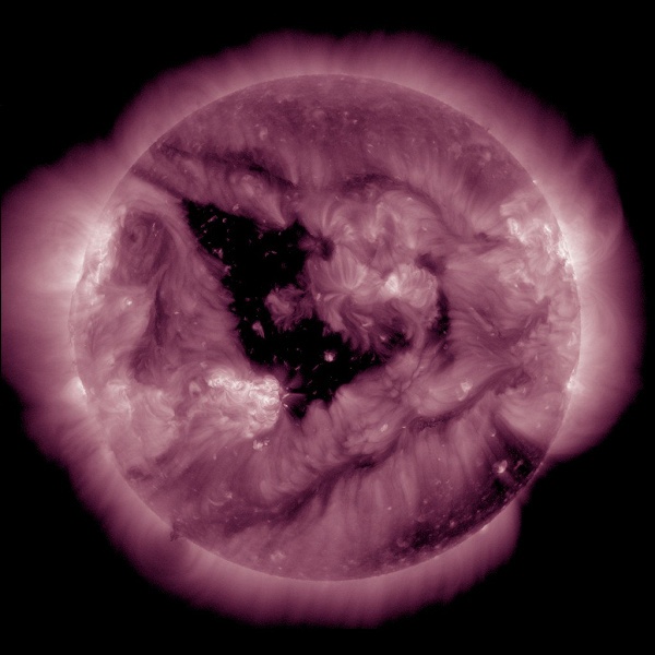 «Полностью избежать воздействия точно не удастся». На Солнце появилась большая корональная дыра - 1 «Полностью избежать воздействия точно не удастся». На Солнце появилась большая корональная дыра