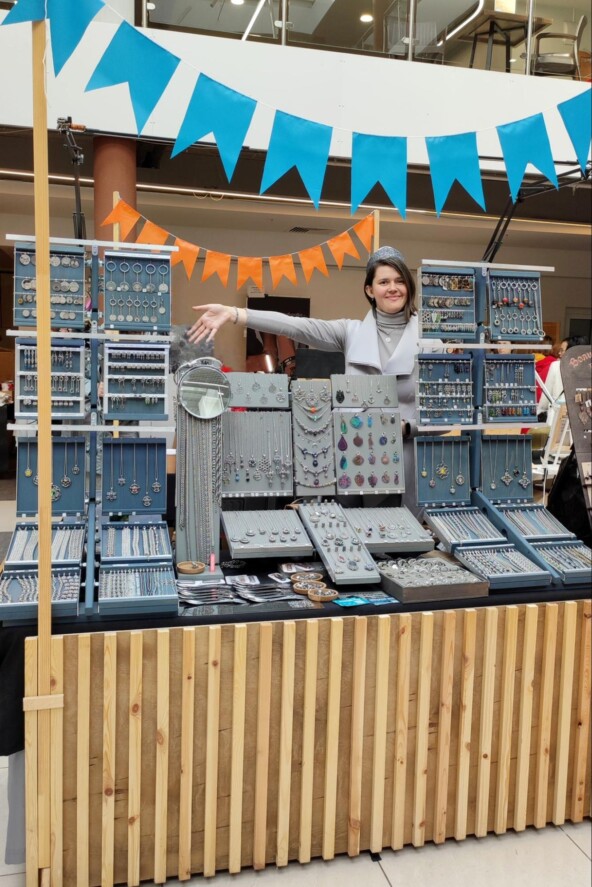 Они не продают — они хвастаются. Но люди всё равно покупают