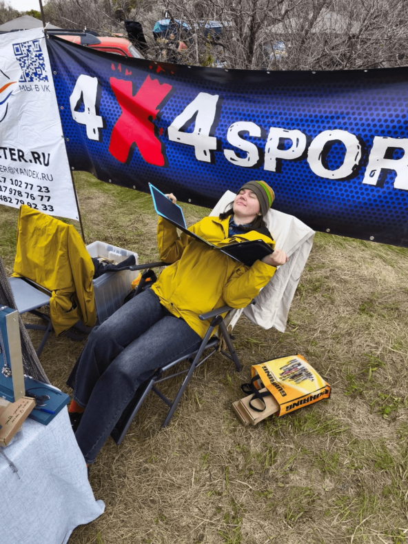 Кто-то загорает на пляжах. А я вот так.