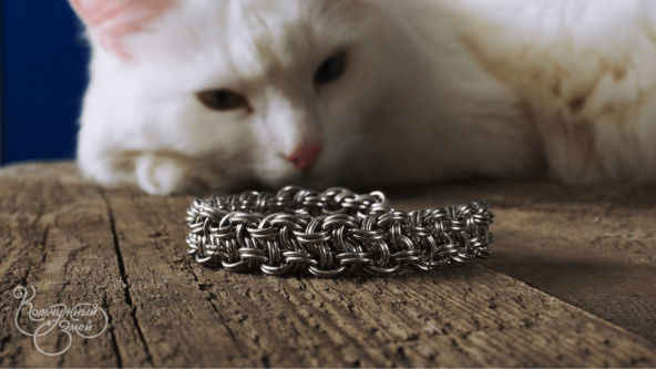 Они не продают — они хвастаются. Но люди всё равно покупают