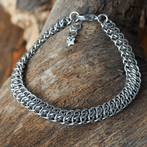 Они не продают — они хвастаются. Но люди всё равно покупают