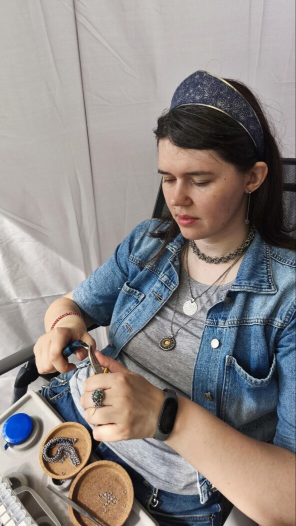 Они не продают — они хвастаются. Но люди всё равно покупают