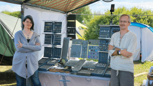 Они не продают — они хвастаются. Но люди всё равно покупают