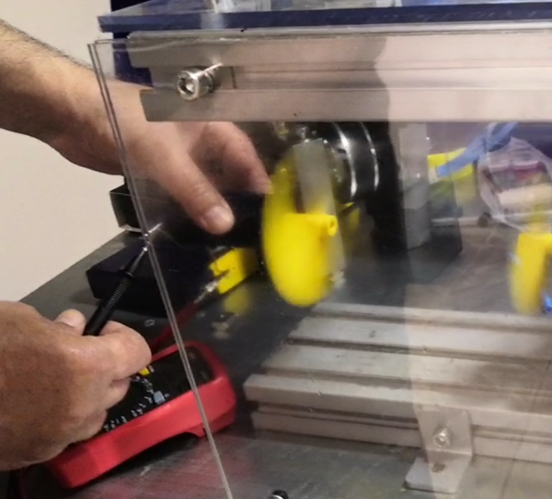 На фото сотрудник должен был испытать мотор на 100 тыс. оборотов в минуту, но побоялся и сделал только 40 тысяч