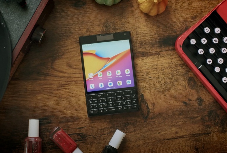 Квадратный дисплей, физическая QWERTY-клавиатура, хорошая камера с телеобъективом &mdash; всего за $400. Представлен Unihertz Titan 2