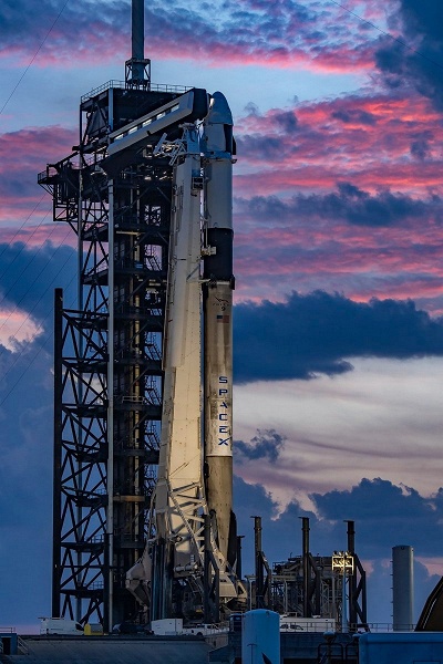 После нескольких переносов SpaceX всё же отправила людей в космос