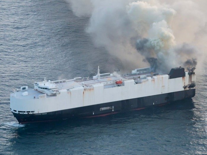 Судно Morning Midas с 3000 автомобилей затонуло в Тихом океане - 1 Судно Morning Midas с 3000 автомобилей затонуло в Тихом океане