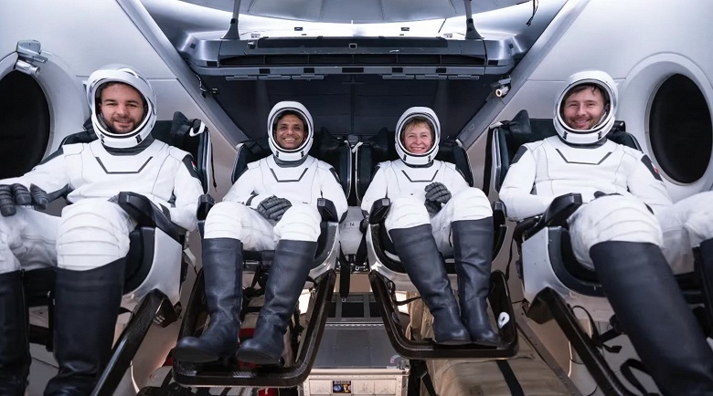 Американцам без компании Илона Маска никак: космический корабль SpaceX Crew Dragon доставил четырех туристов на МКС в целости и сохранности