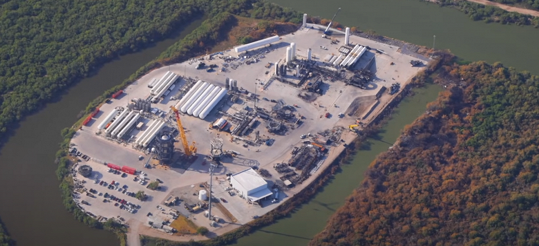 Сильно пострадавший &laquo;остров&raquo;, на котором тестируют ракеты Starship, показали вживую после взрыва и затяжного пожара