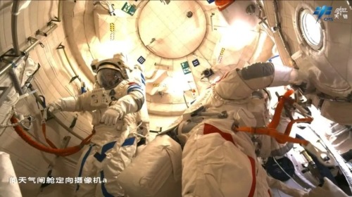 Экипаж китайской космической станции &laquo;Шэньчжоу-20&raquo; совершил шестичасовой выход в открытый космос