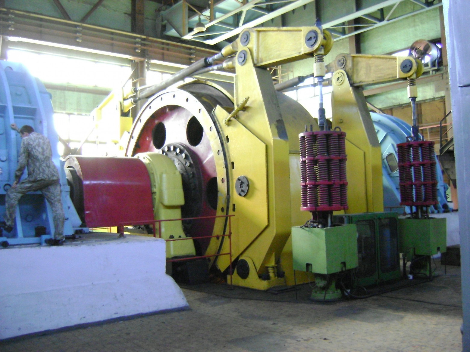 Шахтная подъемная машина ЦШ 5х8 и человек