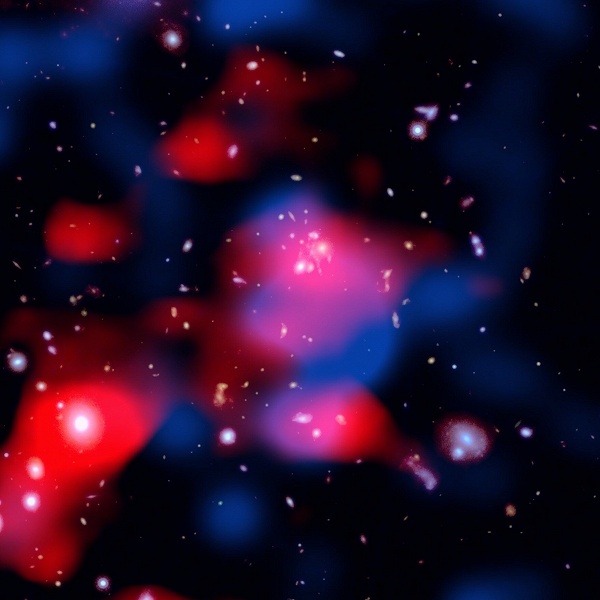 Учёные обнаружили мини-скопление тёмной материи у далёкой галактики