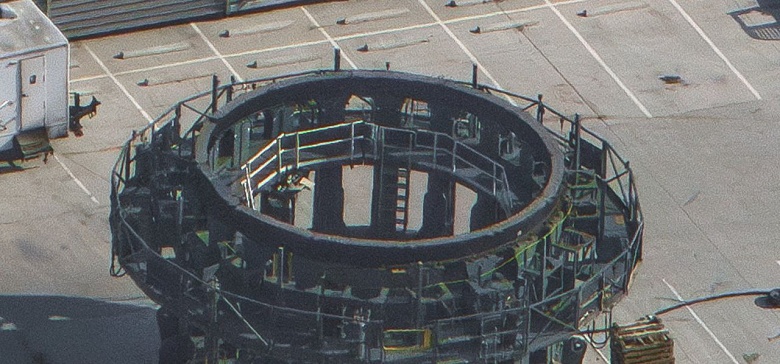 SpaceX обойдётся без уничтоженного взрывом полигона: на стартовую площадку Starship доставлен адаптер, который позволит прожечь двигатели