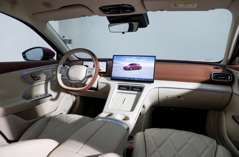 Дешёвая замена Toyota Camry с запасом хода более 2000 не могла не стать хитом: на флагманский 5-метровый седан Chery Fulwin A9L оформлено более 50 000 заказов