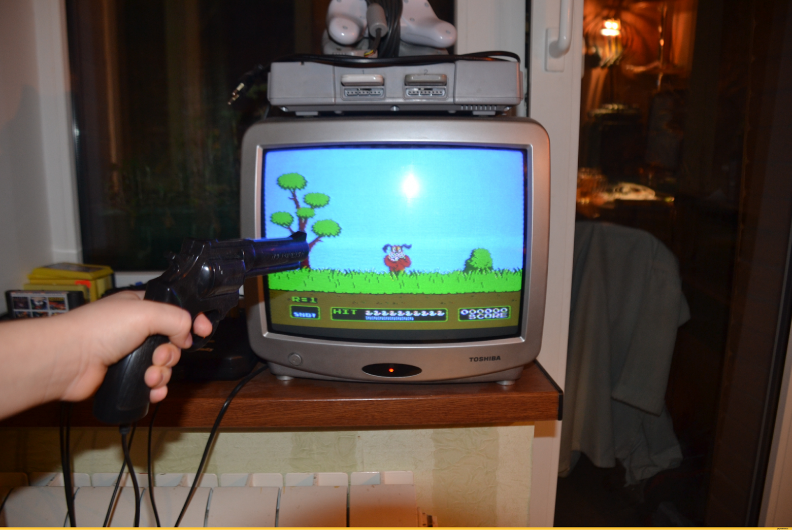 Famicom (или Dendy), подключенный к ЭЛТ-телевизору. Источник: gorelka-optimus.ru