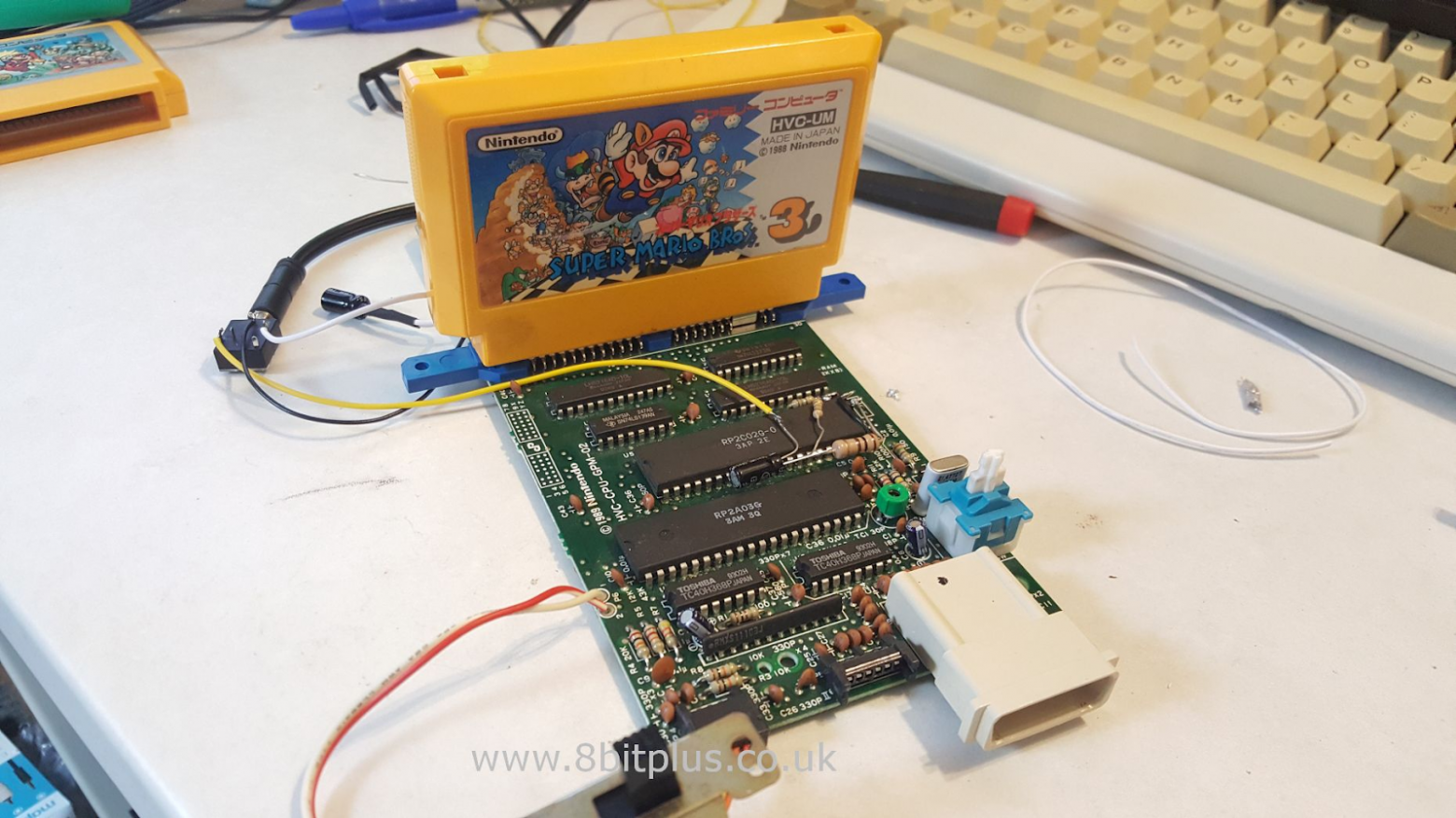 Вариант модификации классического Famicom для получения композитного сигнала. Источник: www.8bitplus.co.uk