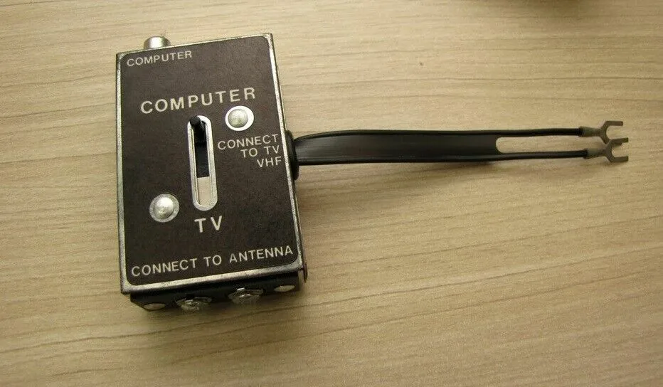 Один из вариантов переключателя Computer/TV. Требовался для быстрой смены входящего сигнала, если приставка “вещала” на частоте одного из телеканалов. Источник: Ebay.com
