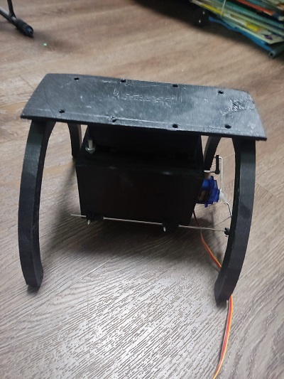 Так выглядит прототип. Тут не хватает одной очень важной детали это V образного захвата для центрирования  и фиксации дрона. Так же нет сервопривода хранения аккумулятора. Он просто не поместился. Но нужно учитывать что это концептуальная модель и даже не прототип.